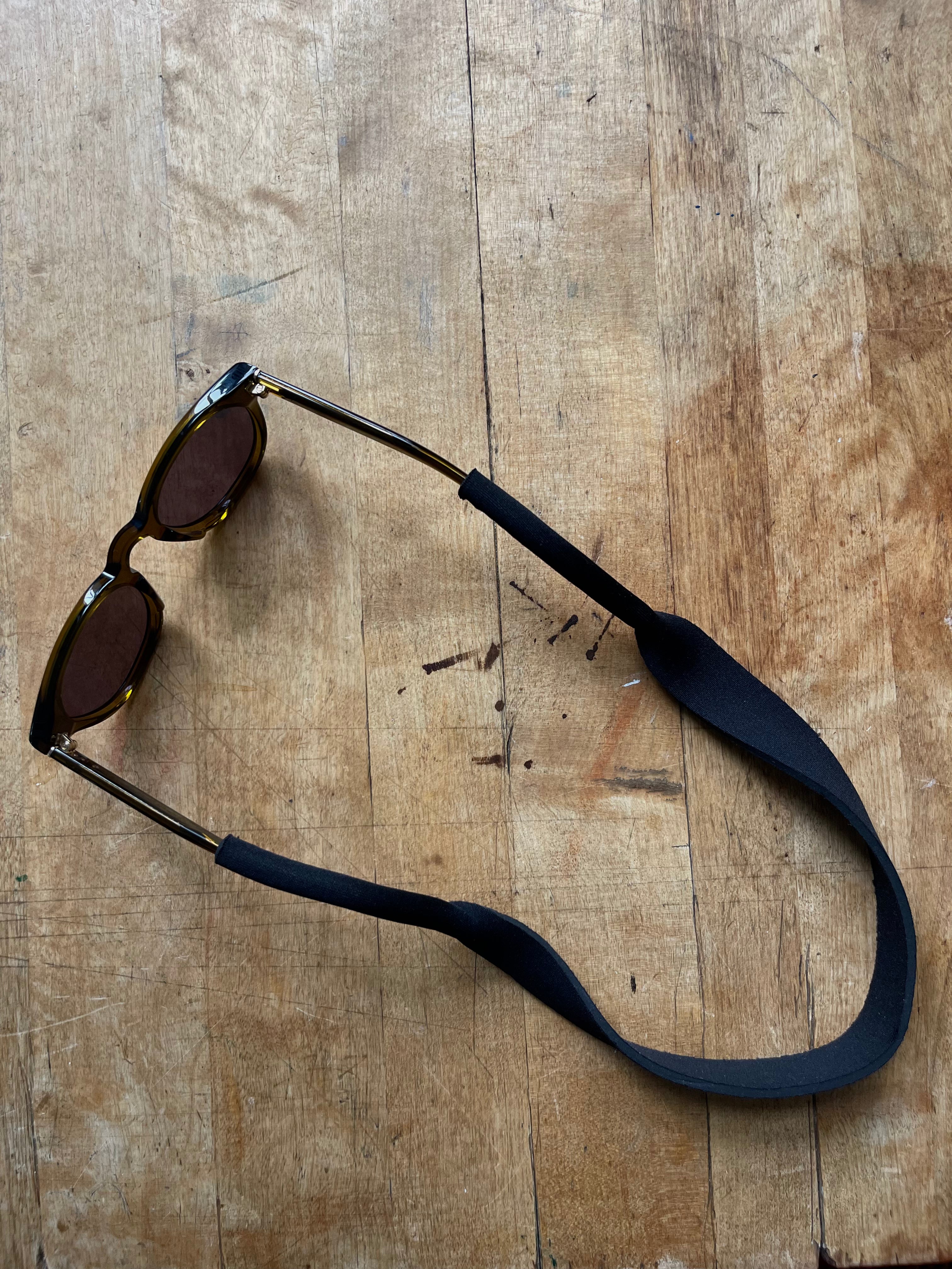 Fishtail black eyewear retainer