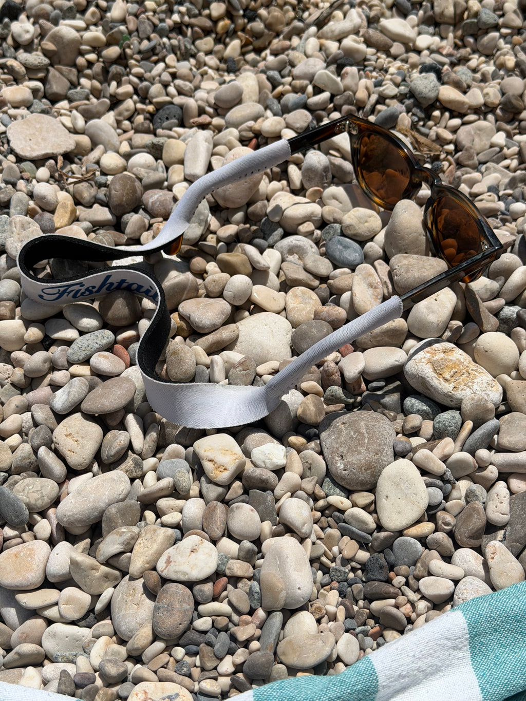 Fishtail white eyewear retainer