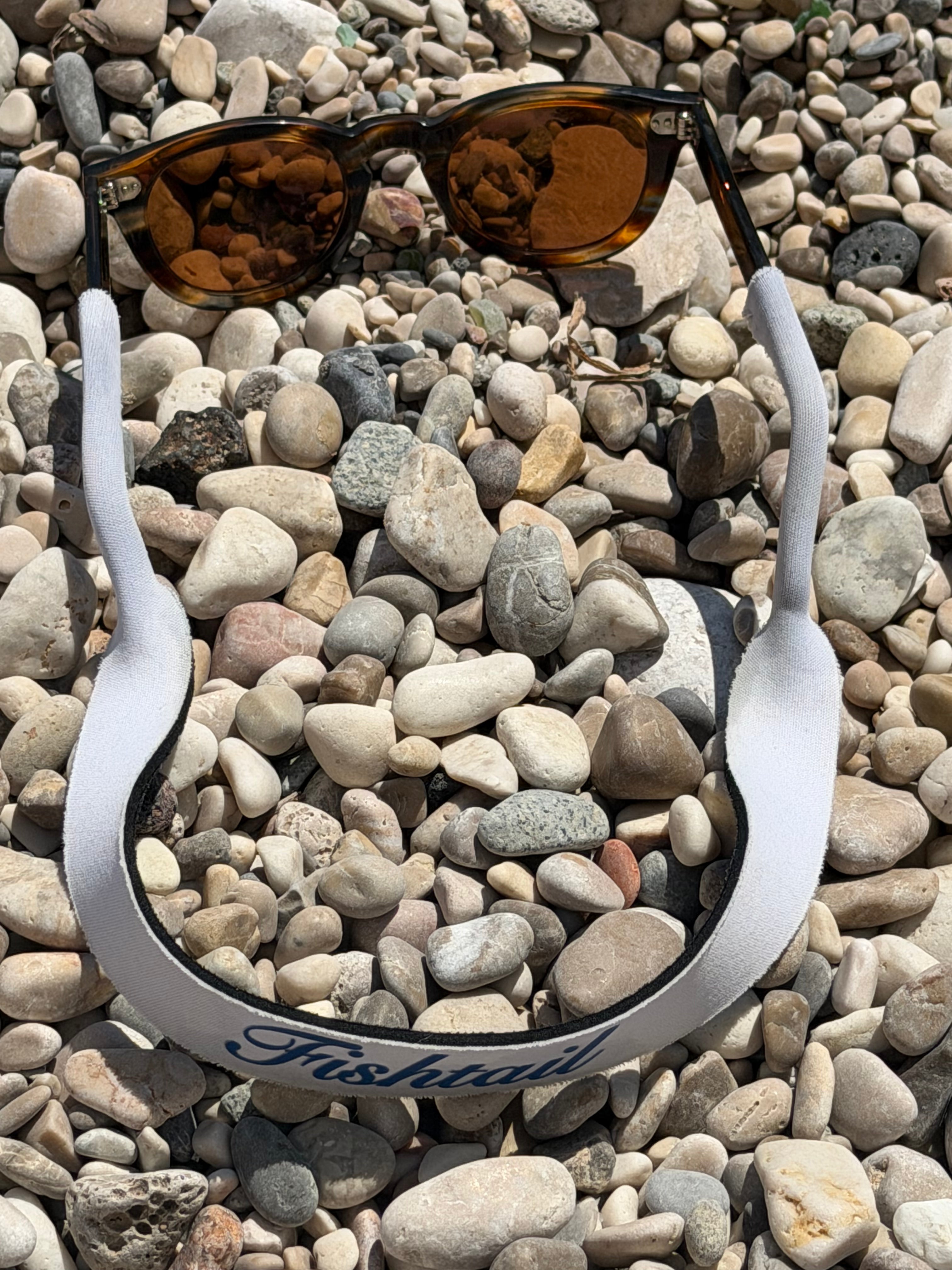 Fishtail white eyewear retainer