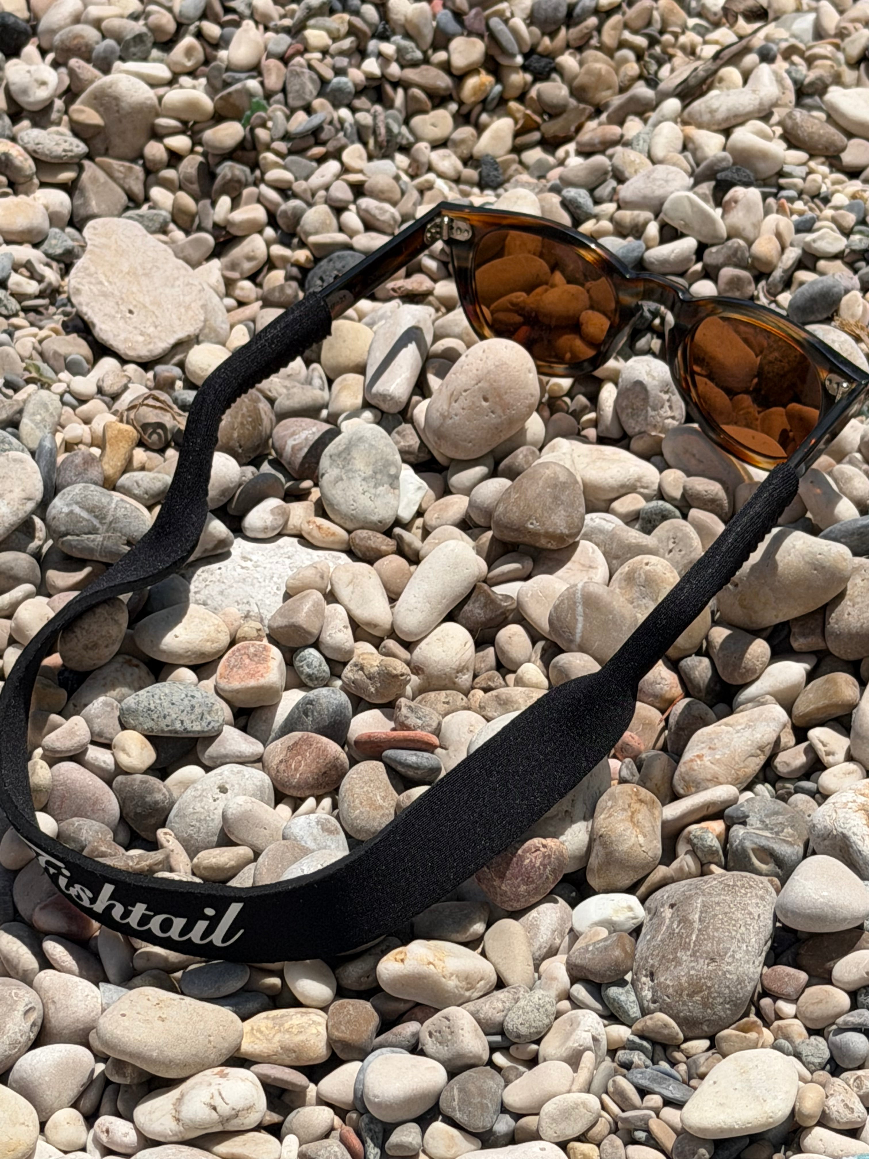 Fishtail black eyewear retainer