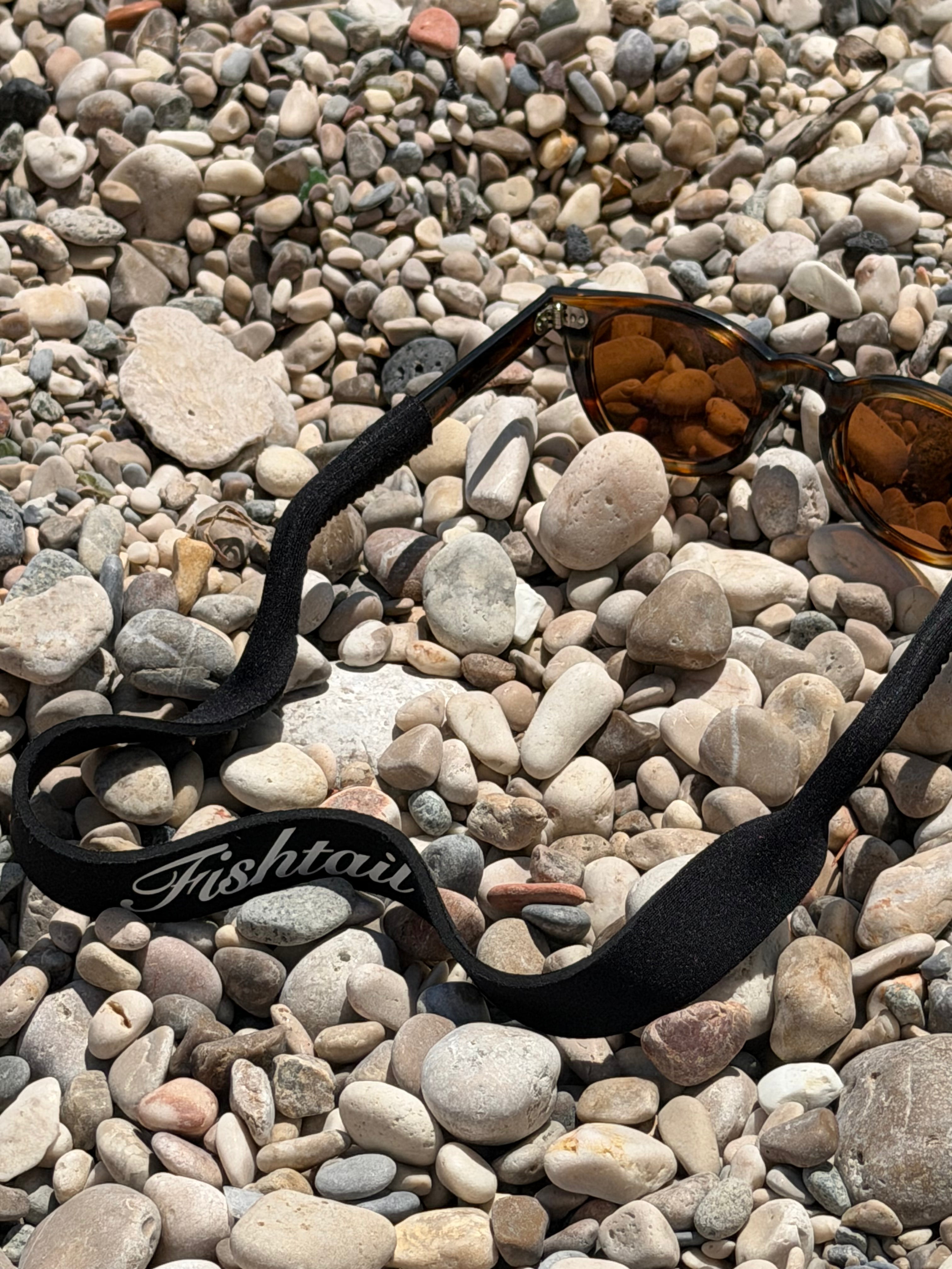 Fishtail black eyewear retainer