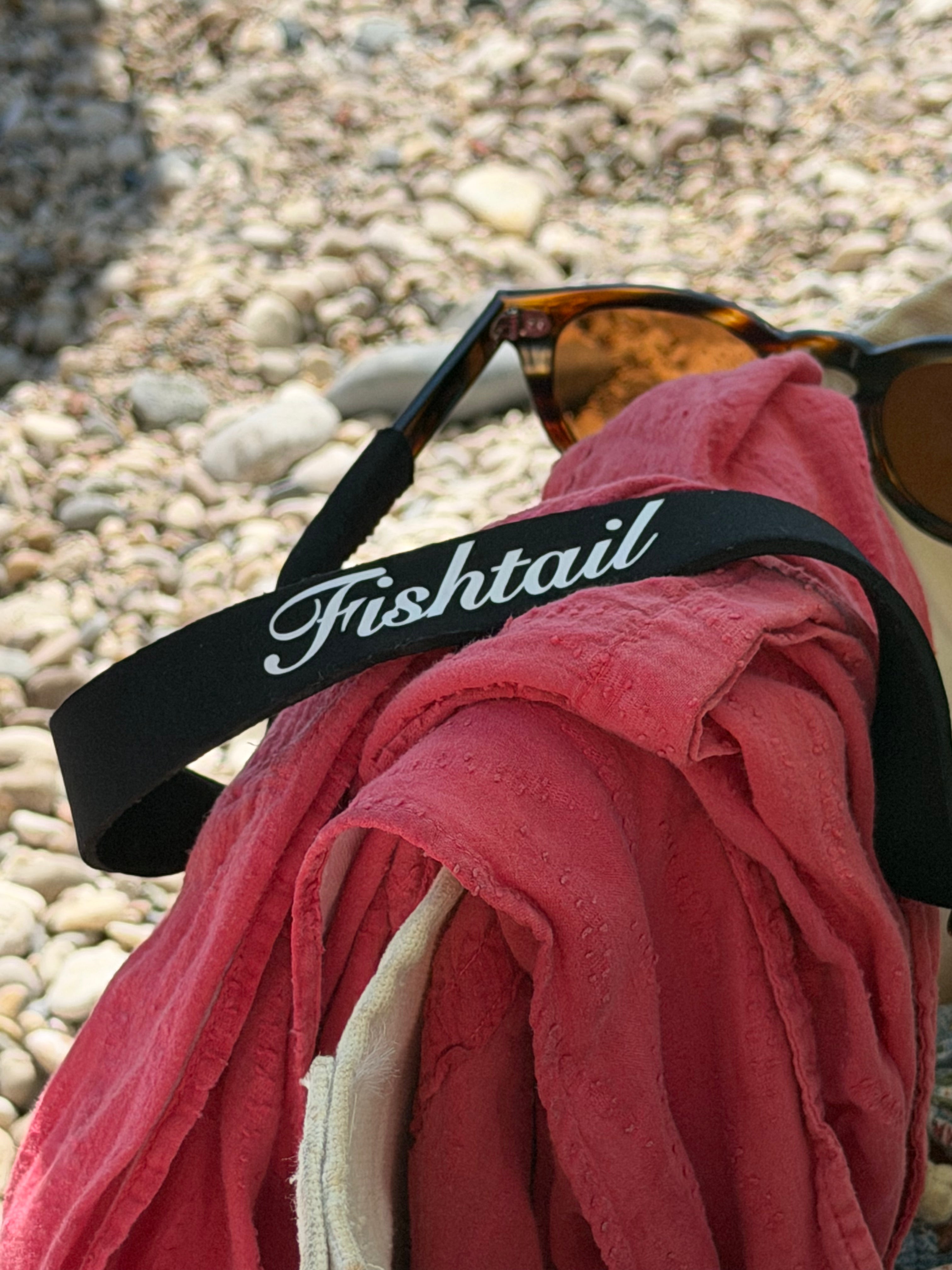 Fishtail black eyewear retainer