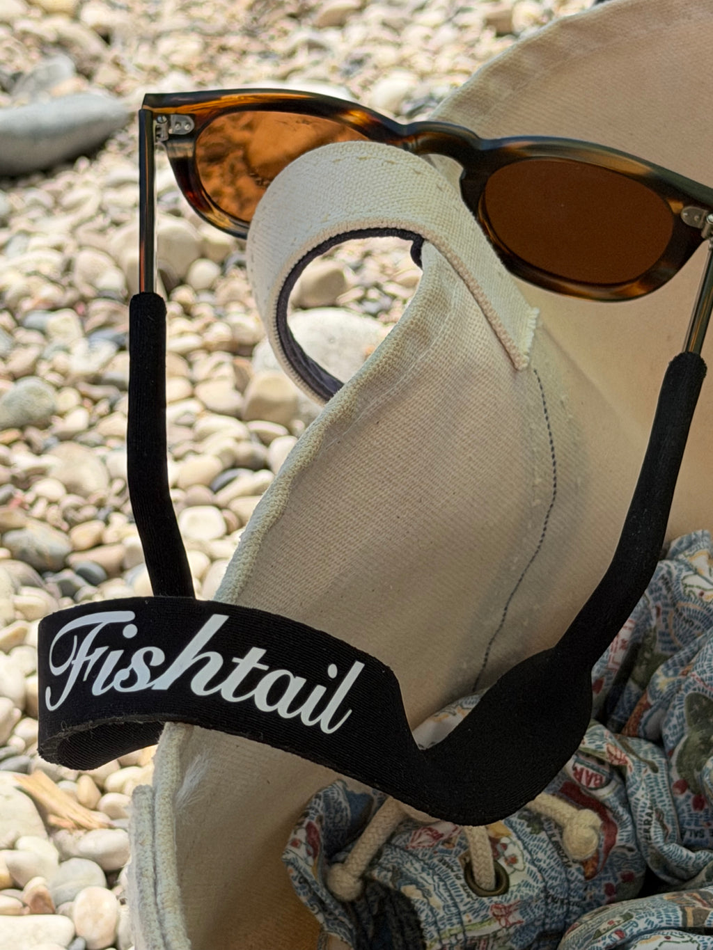 Fishtail black eyewear retainer