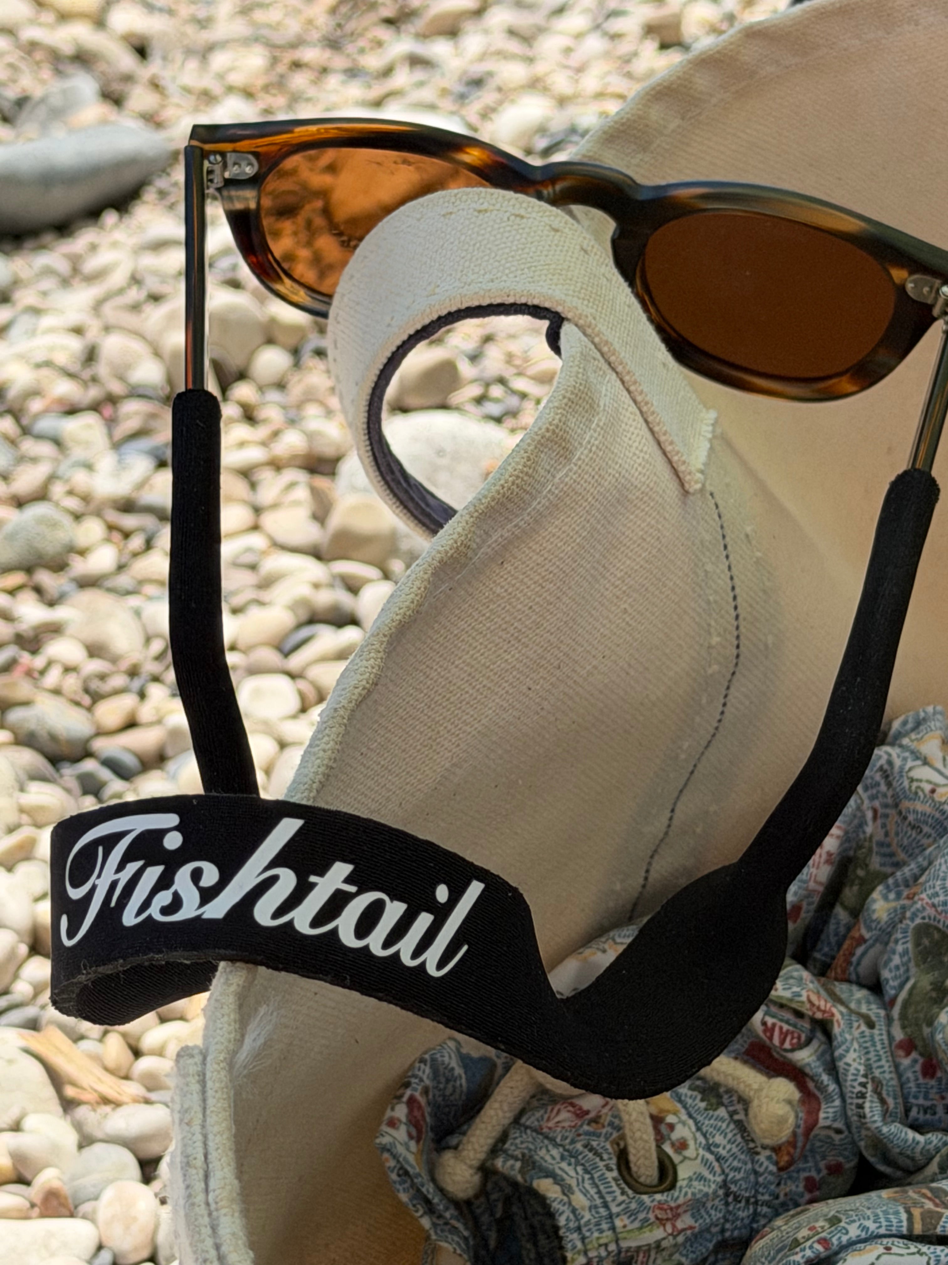 Fishtail black eyewear retainer